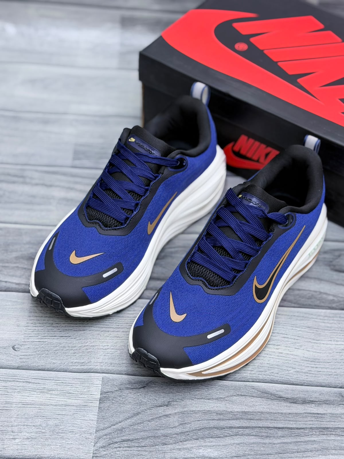 Nike Vomero 18 Plus Running Shoes
