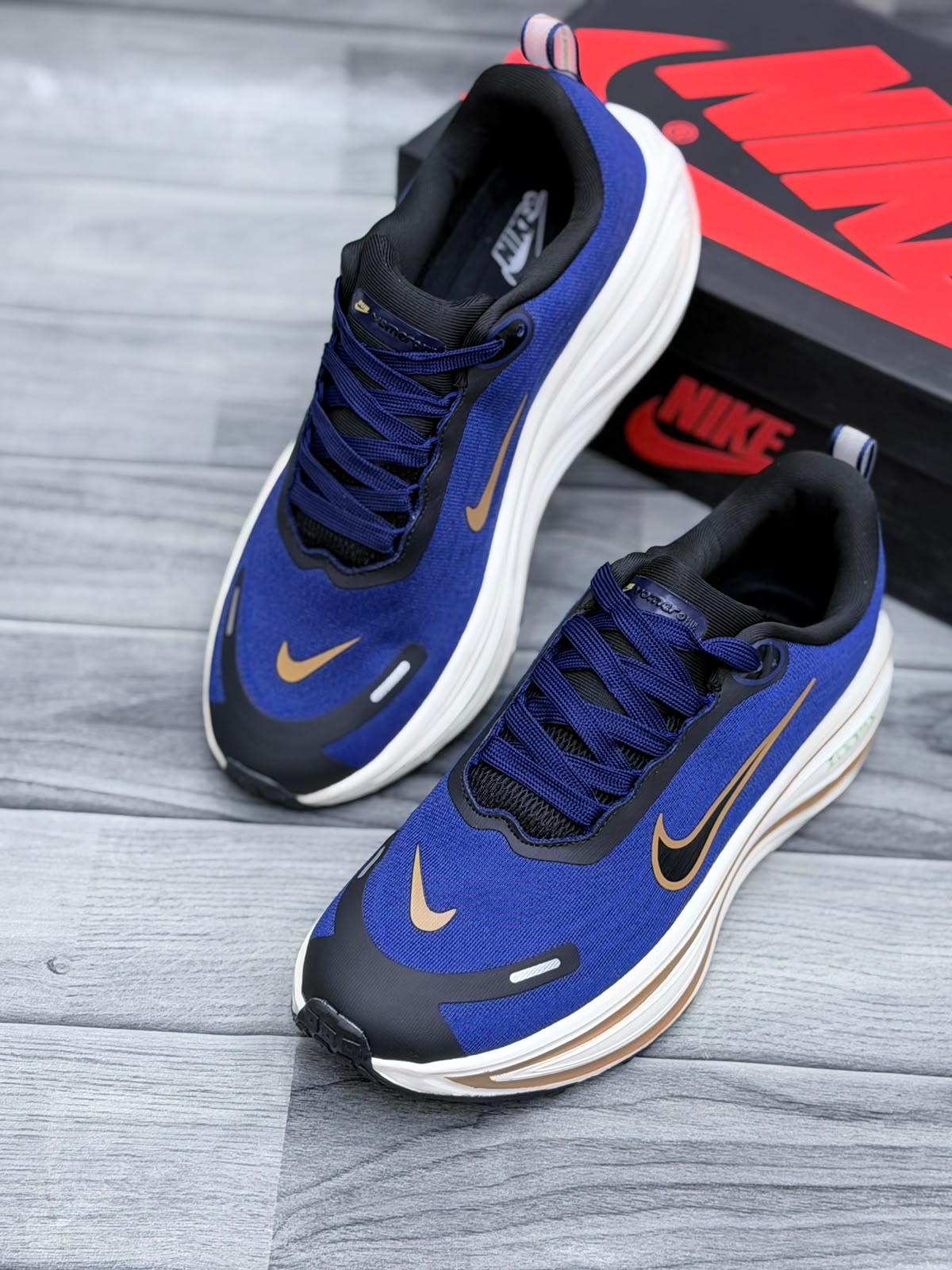 Nike Vomero 18 Plus Running Shoes