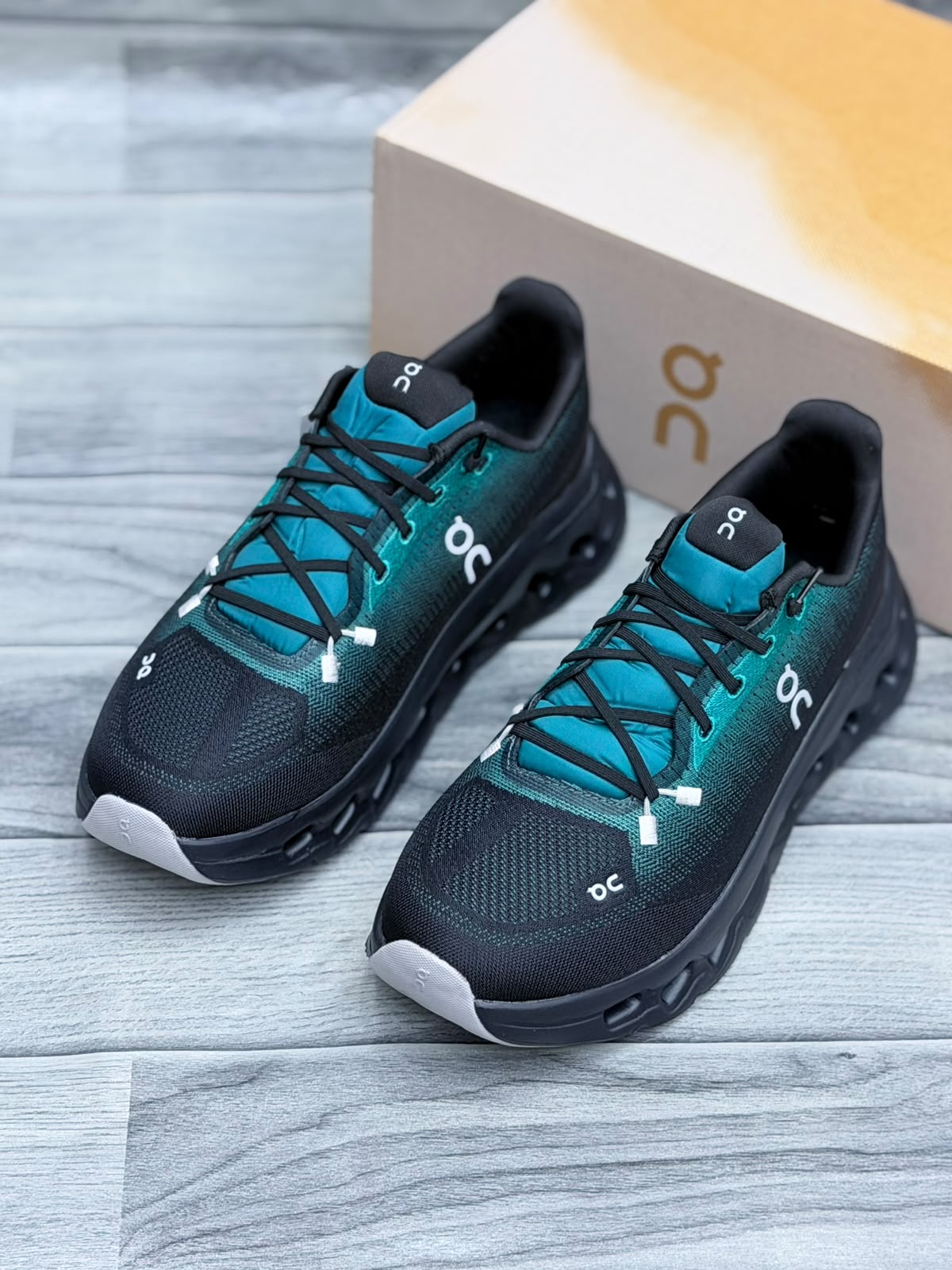On Cloudtilt running shoes with original shoebox