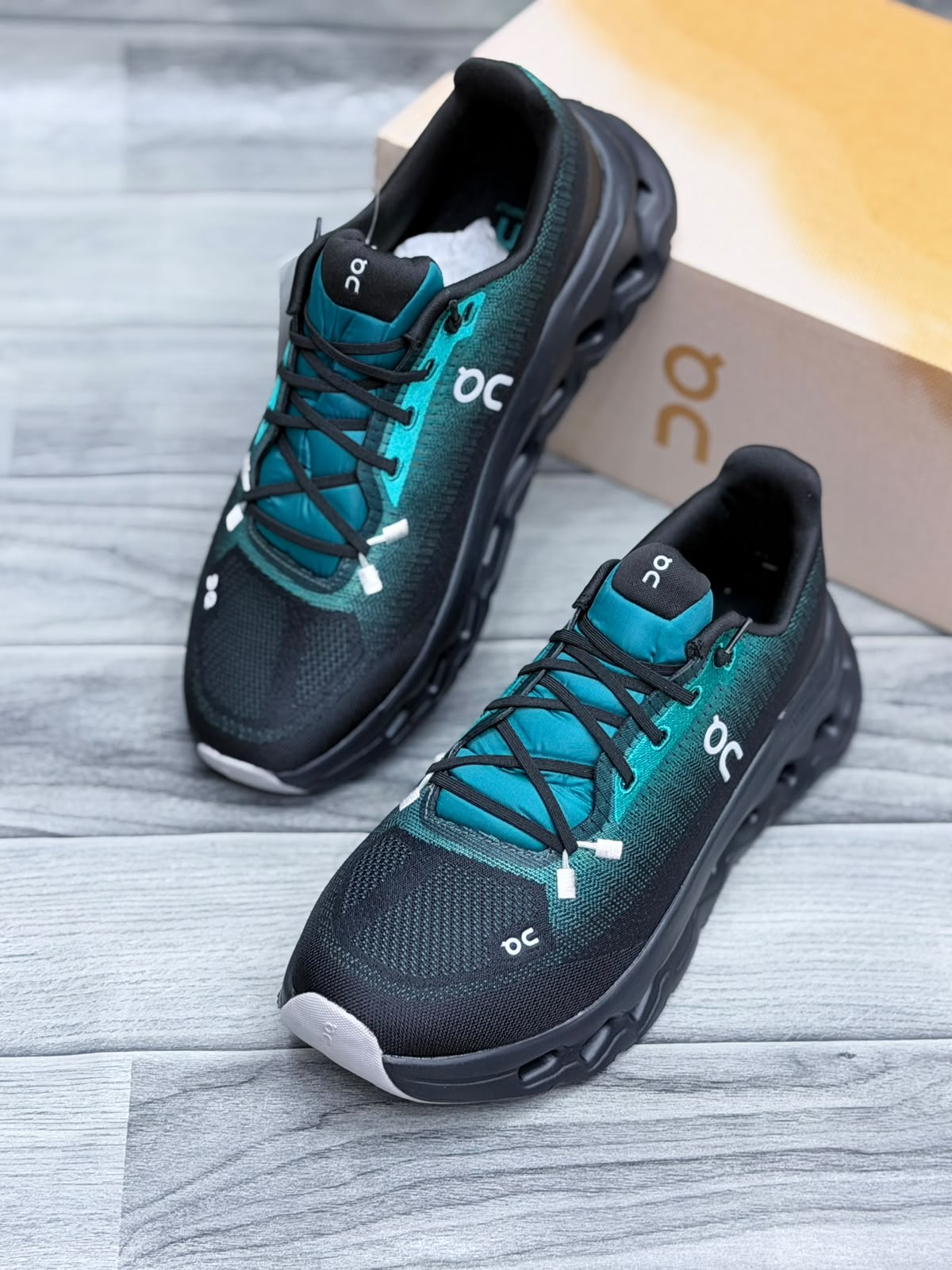 On Cloudtilt running shoes with original shoebox